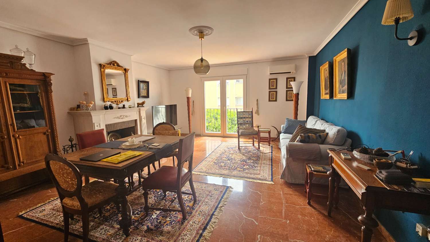 Amplio piso de 103 m² con terraza-solárium y solo dos vecinos en Torremolinos.