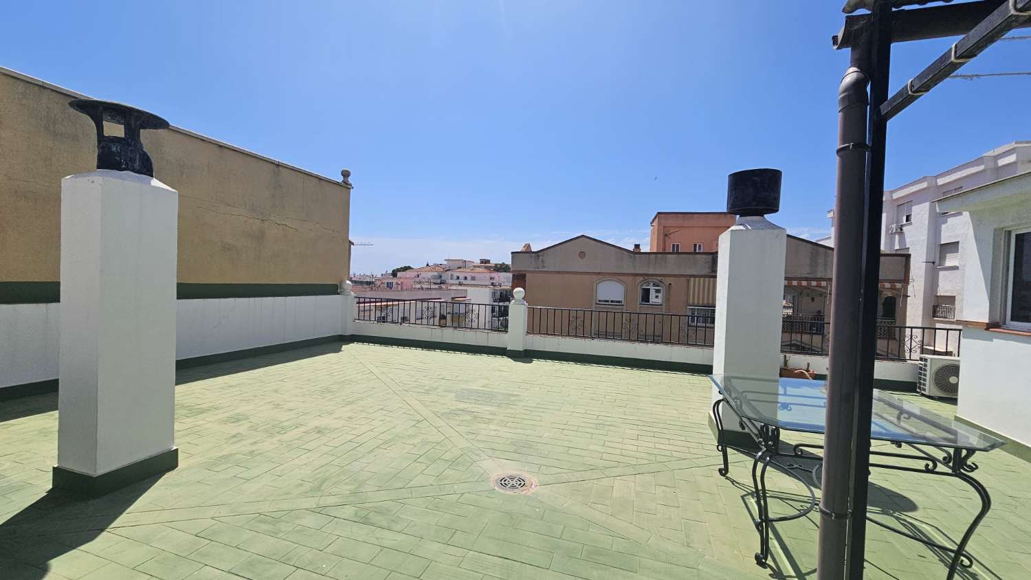 Amplio piso de 103 m² con terraza-solárium y solo dos vecinos en Torremolinos.