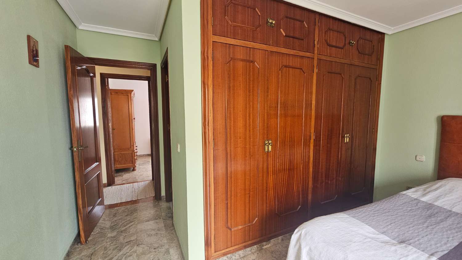Amplio piso de 103 m² con terraza-solárium y solo dos vecinos en Torremolinos.