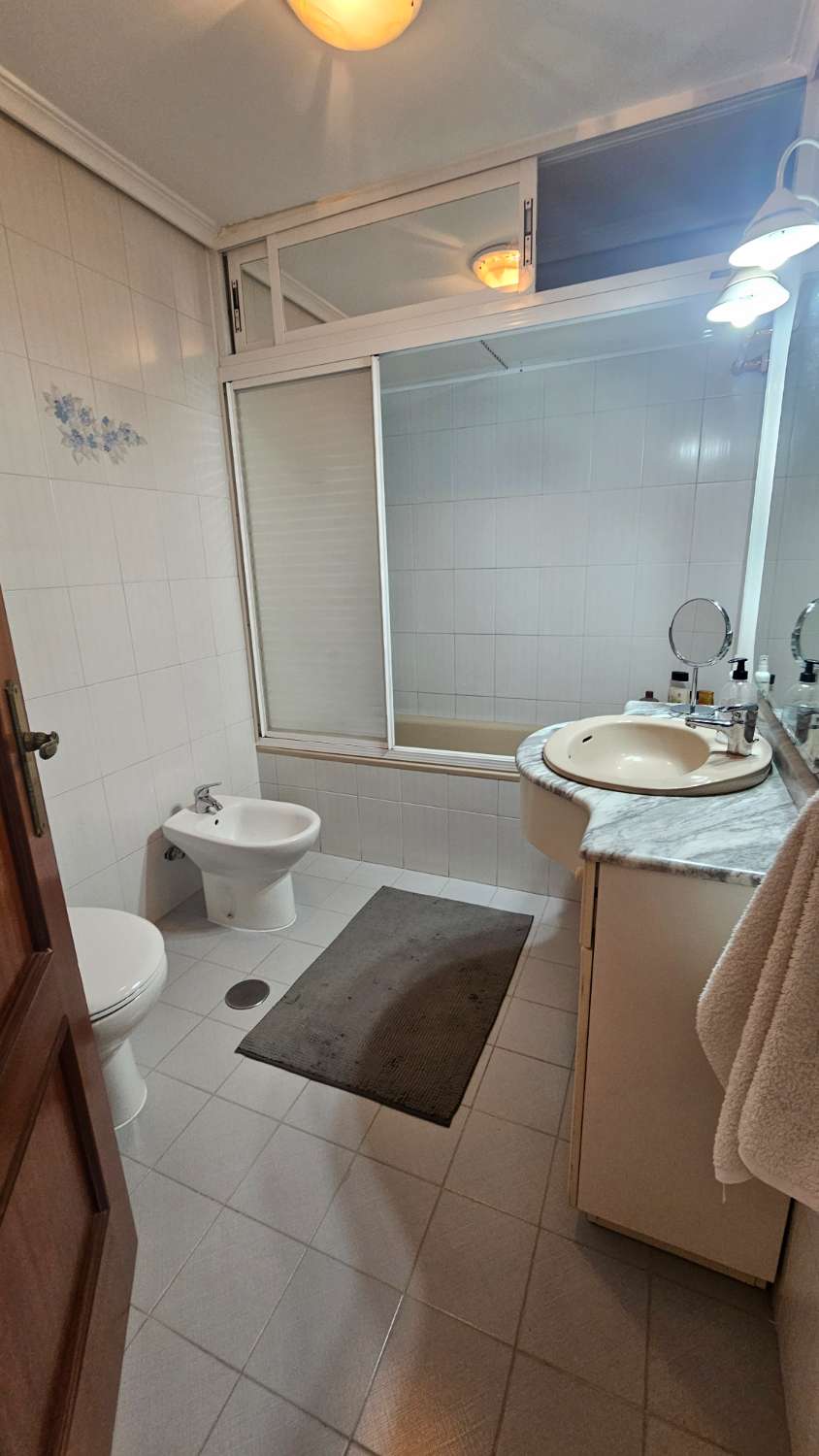 Amplio piso de 103 m² con terraza-solárium y solo dos vecinos en Torremolinos.