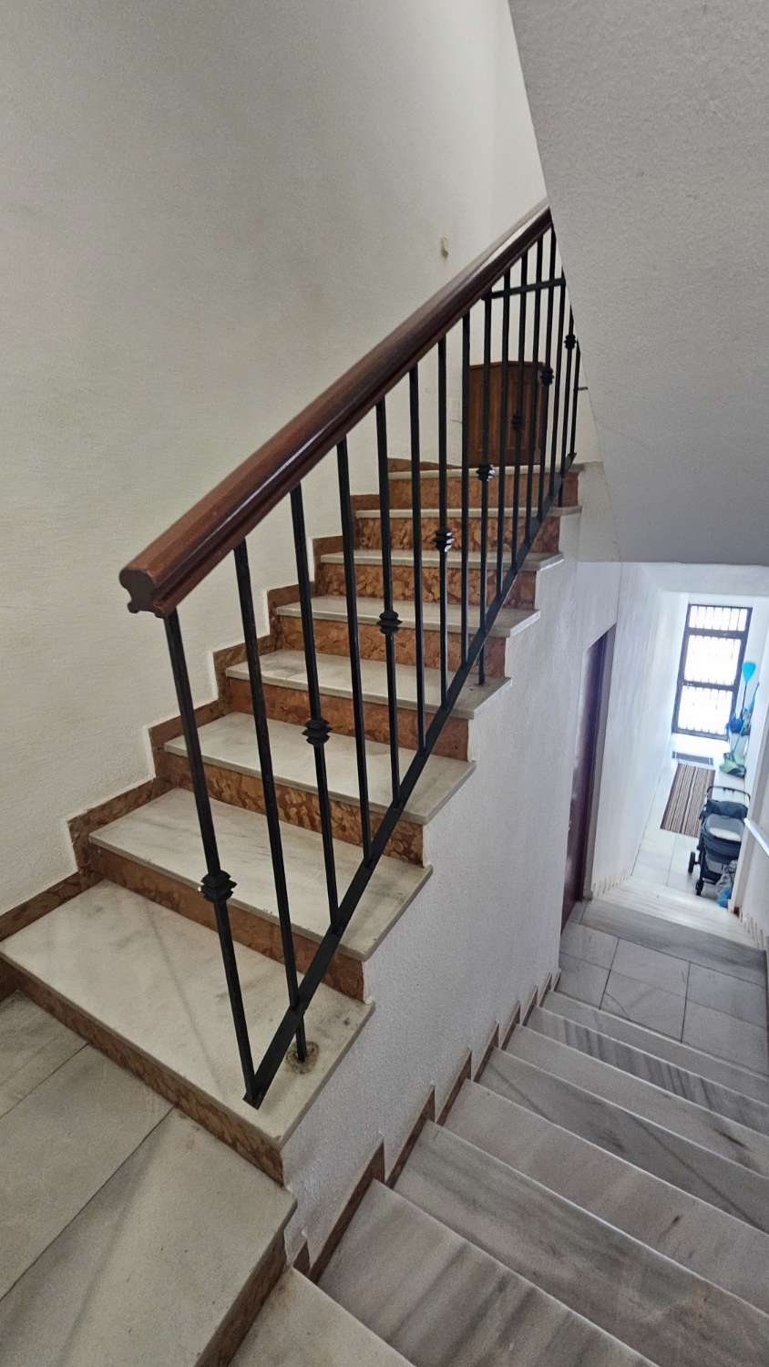 Amplio piso de 103 m² con terraza-solárium y solo dos vecinos en Torremolinos.