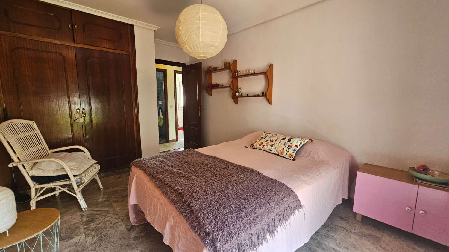 Amplio piso de 103 m² con terraza-solárium y solo dos vecinos en Torremolinos.