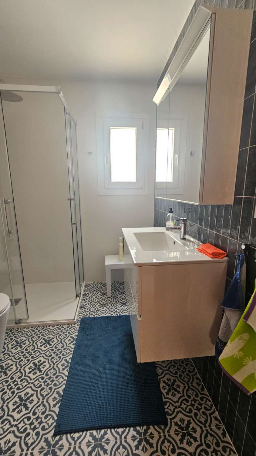 Amplio piso de 103 m² con terraza-solárium y solo dos vecinos en Torremolinos.
