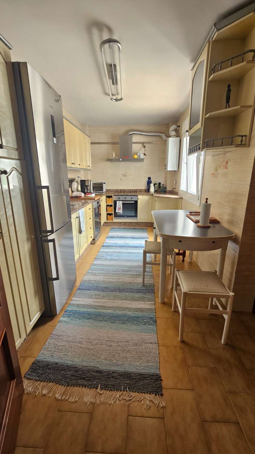 Amplio piso de 103 m² con terraza-solárium y solo dos vecinos en Torremolinos.