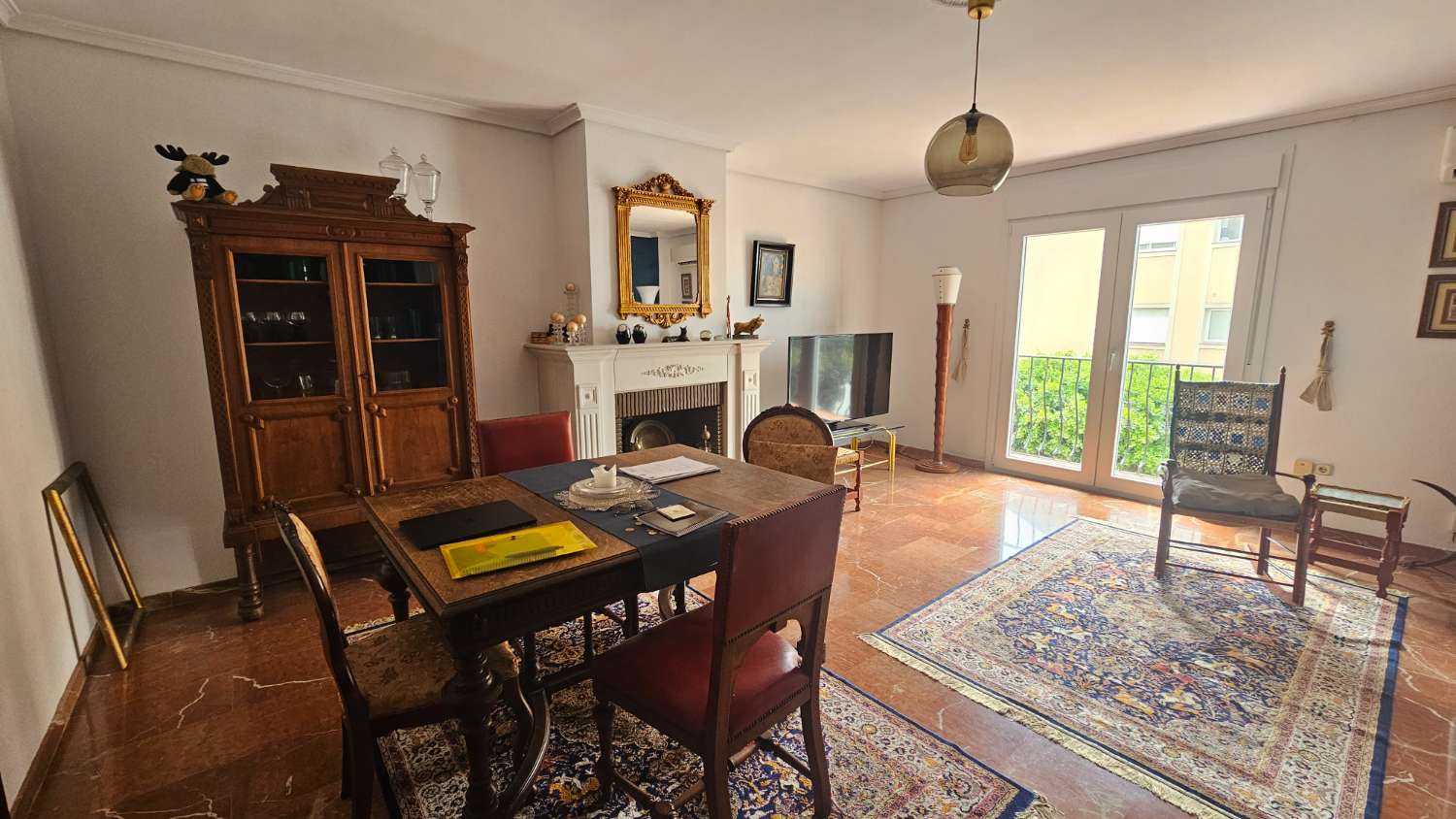 Amplio piso de 103 m² con terraza-solárium y solo dos vecinos en Torremolinos.