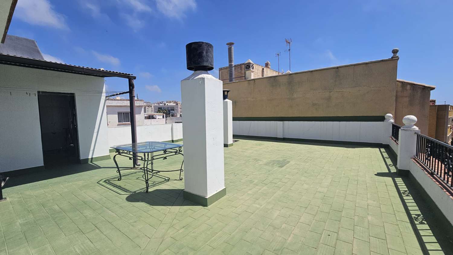 Amplio piso de 103 m² con terraza-solárium y solo dos vecinos en Torremolinos.