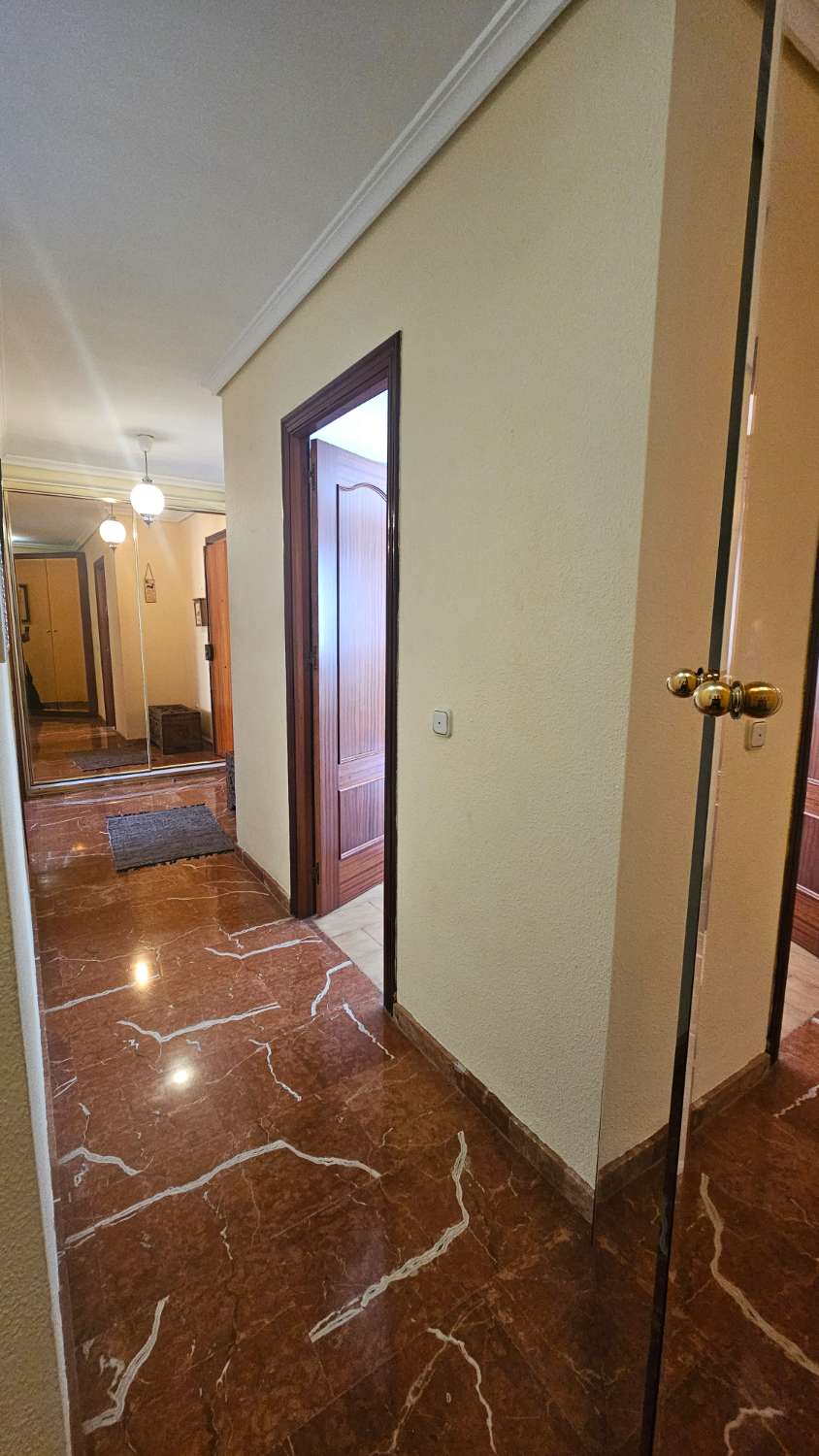 Amplio piso de 103 m² con terraza-solárium y solo dos vecinos en Torremolinos.