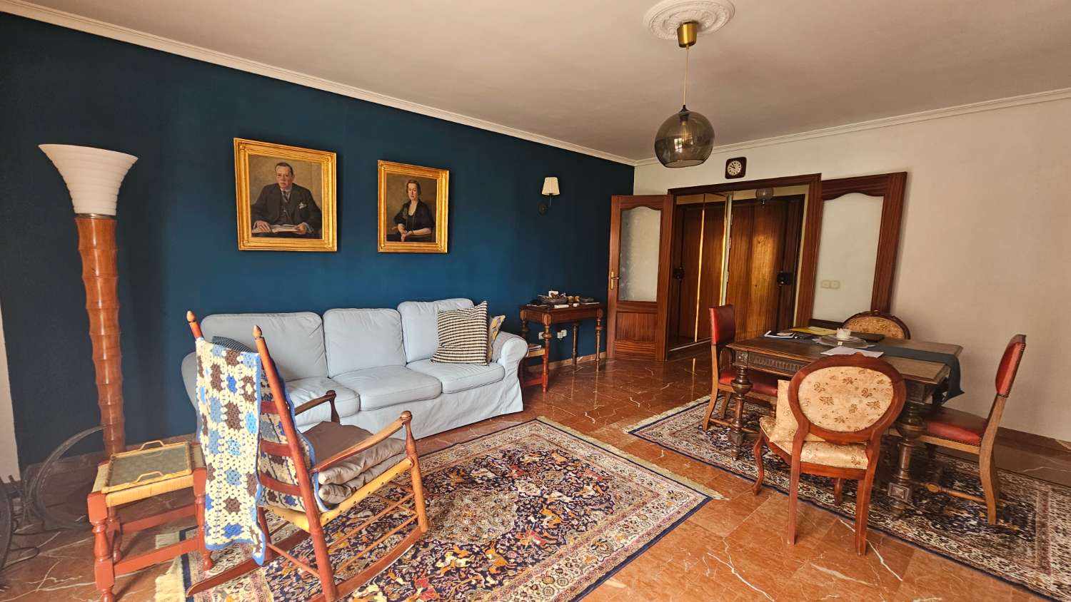Amplio piso de 103 m² con terraza-solárium y solo dos vecinos en Torremolinos.