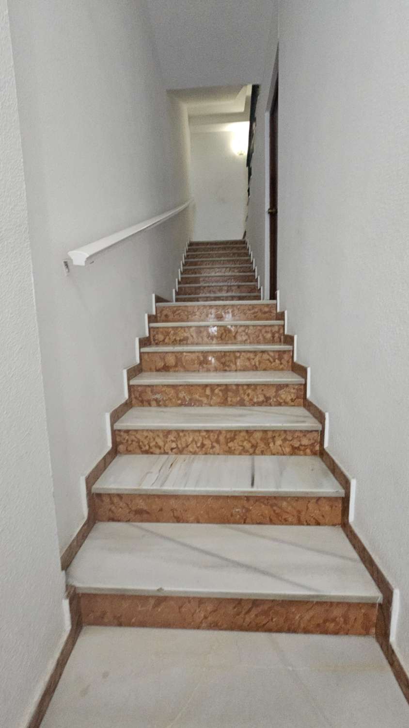 Amplio piso de 103 m² con terraza-solárium y solo dos vecinos en Torremolinos.