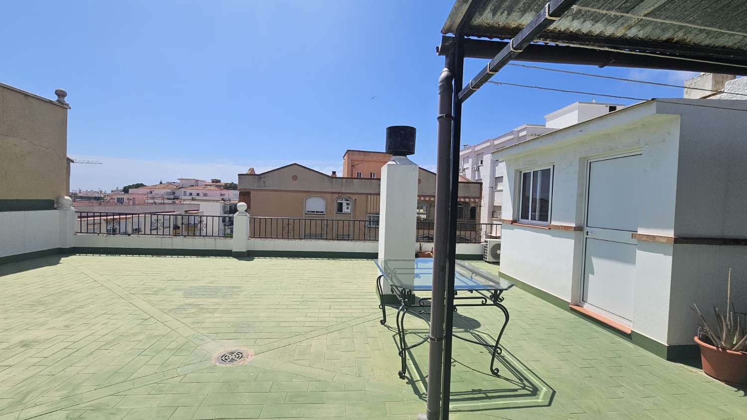 Amplio piso de 103 m² con terraza-solárium y solo dos vecinos en Torremolinos.