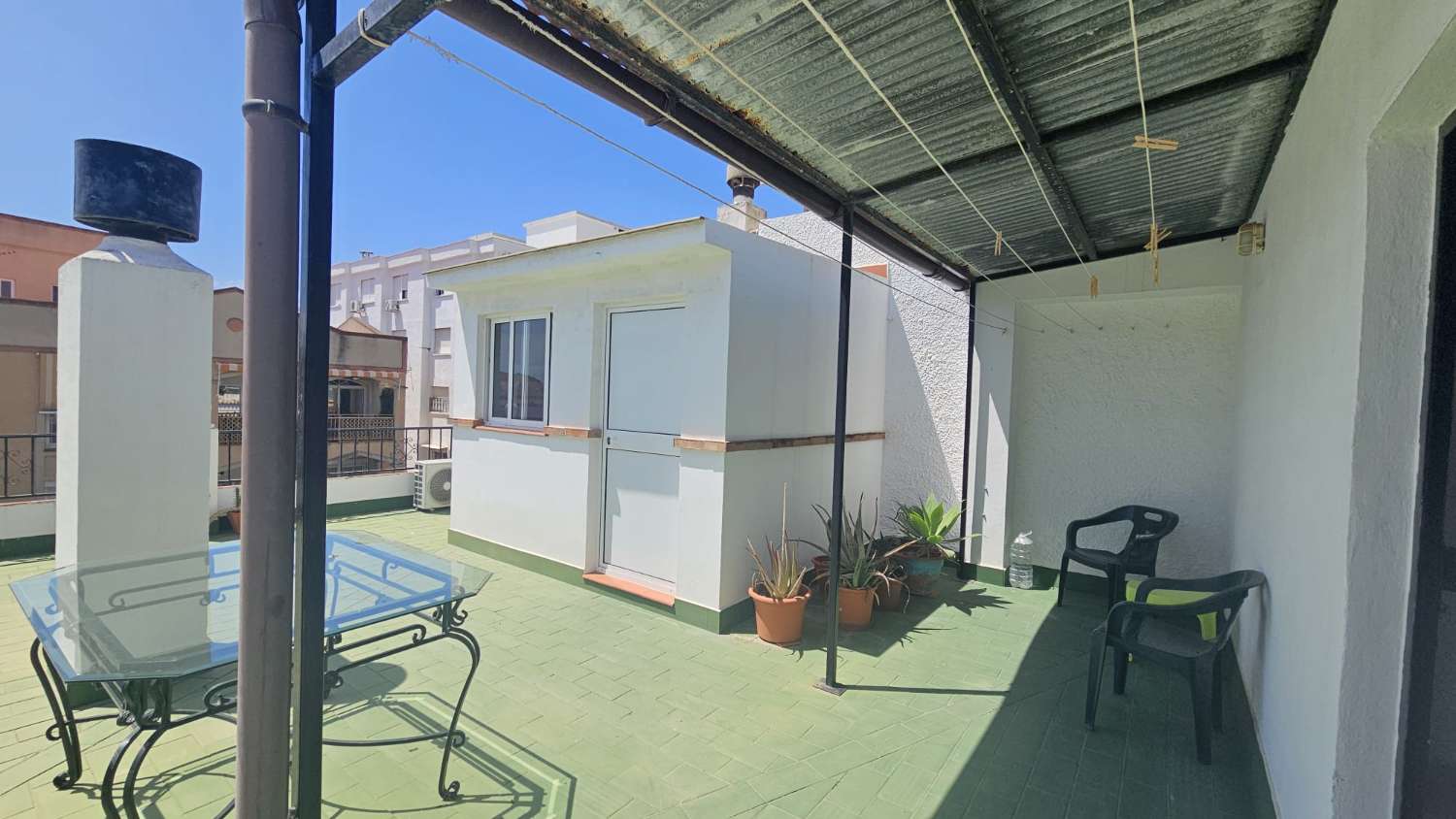 Amplio piso de 103 m² con terraza-solárium y solo dos vecinos en Torremolinos.