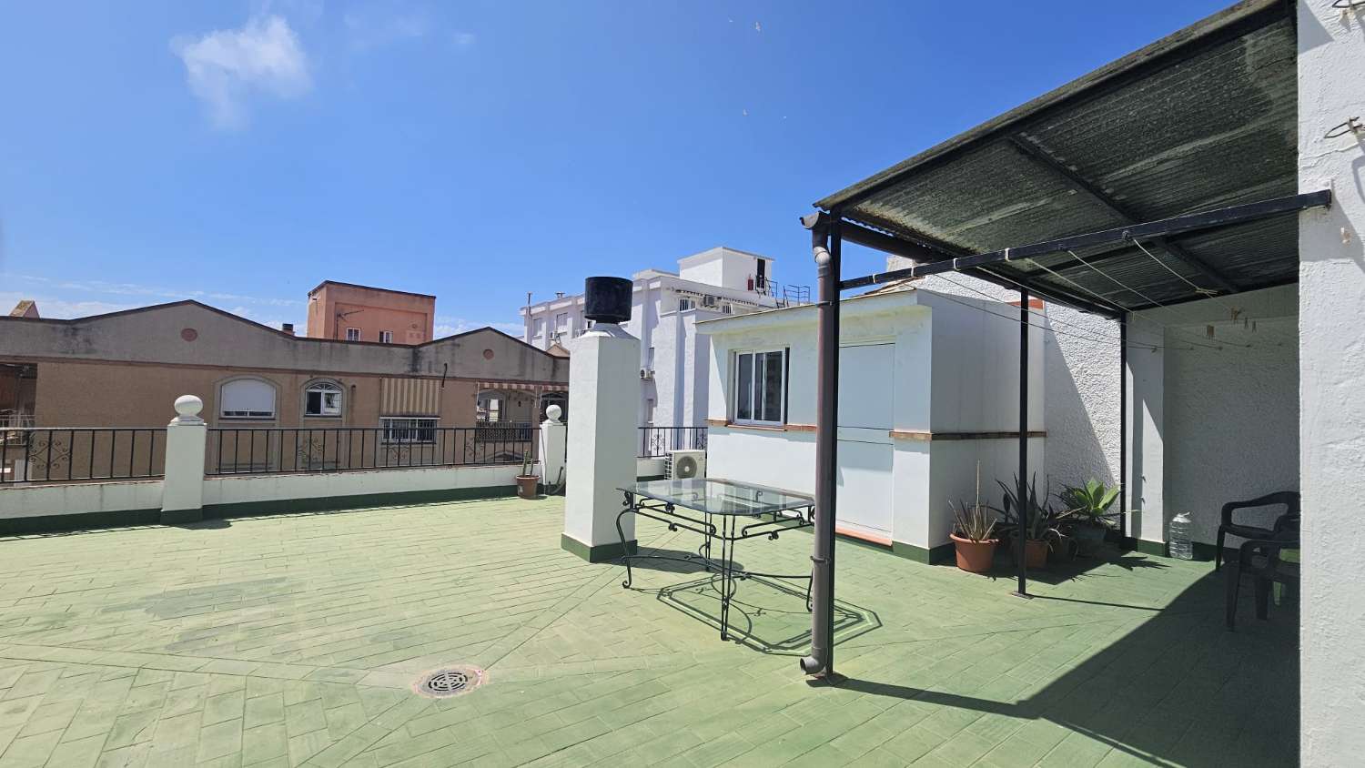 Amplio piso de 103 m² con terraza-solárium y solo dos vecinos en Torremolinos.