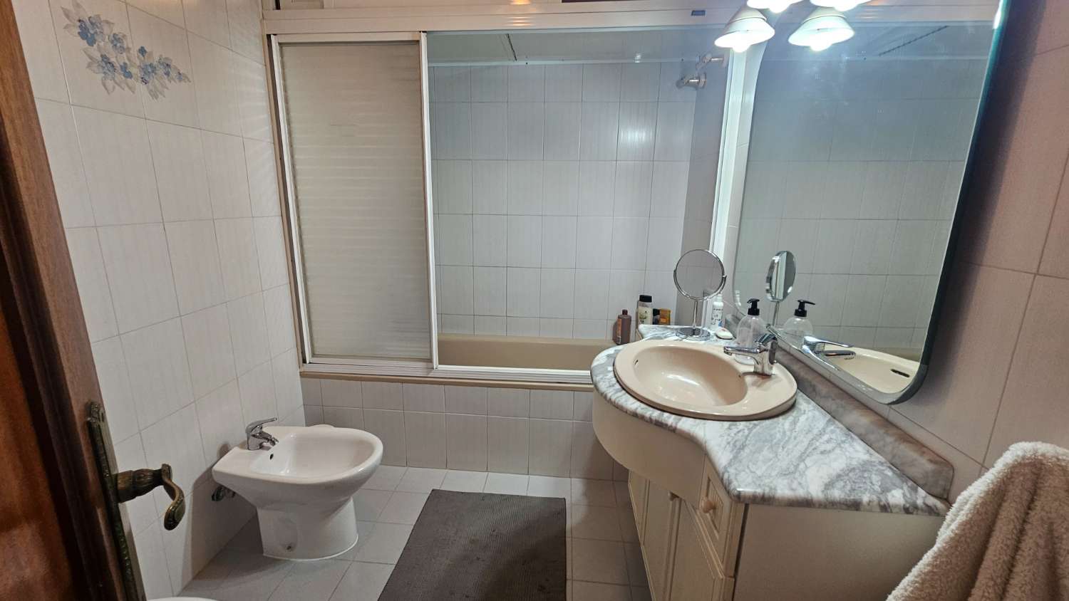 Amplio piso de 103 m² con terraza-solárium y solo dos vecinos en Torremolinos.