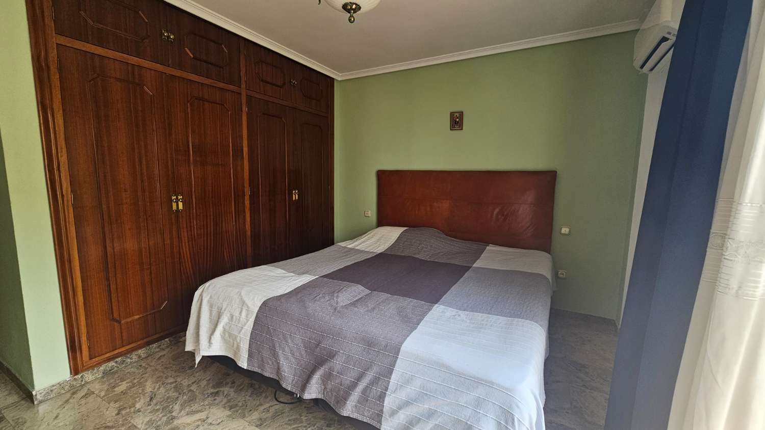Amplio piso de 103 m² con terraza-solárium y solo dos vecinos en Torremolinos.