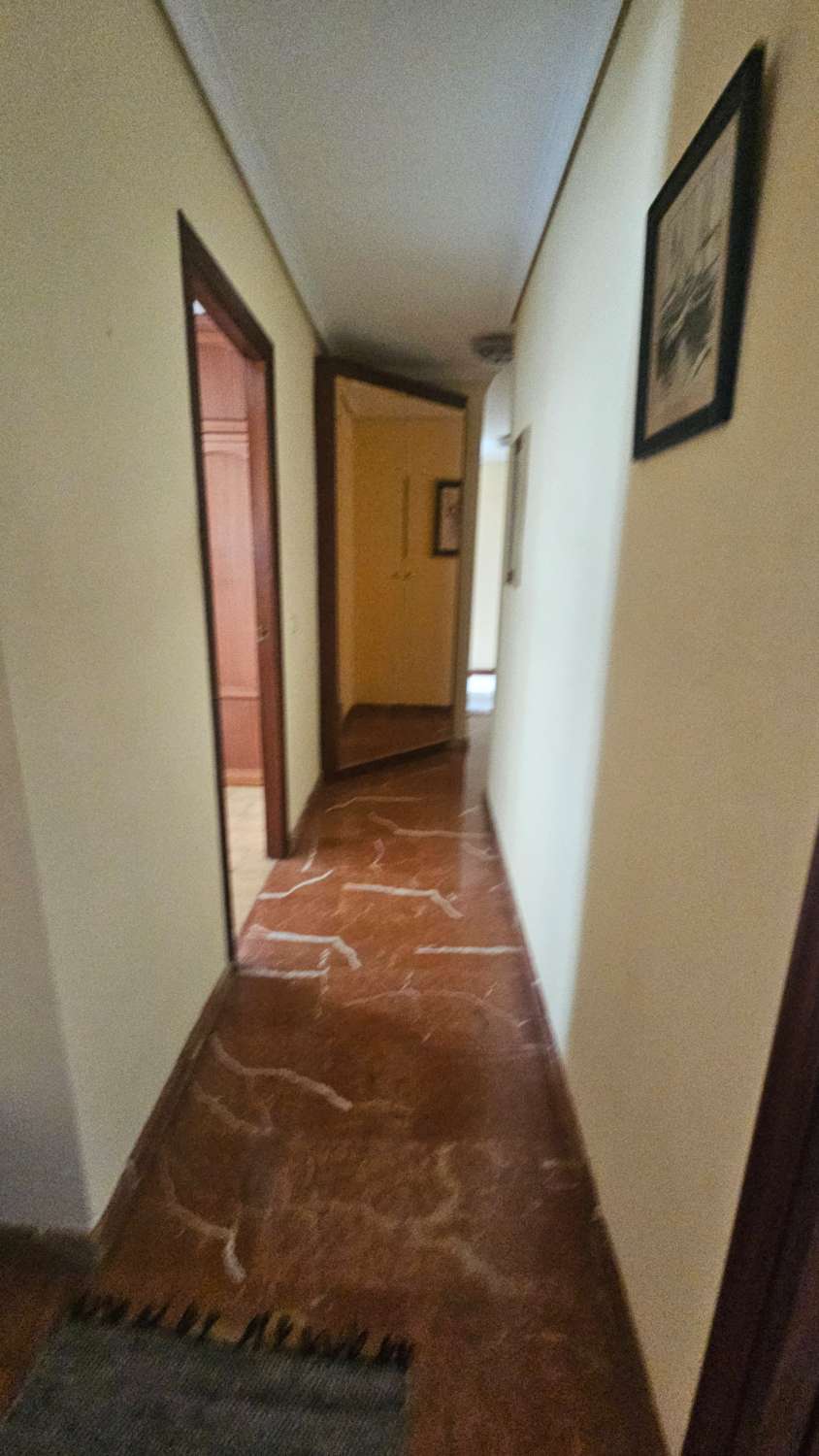 Amplio piso de 103 m² con terraza-solárium y solo dos vecinos en Torremolinos.