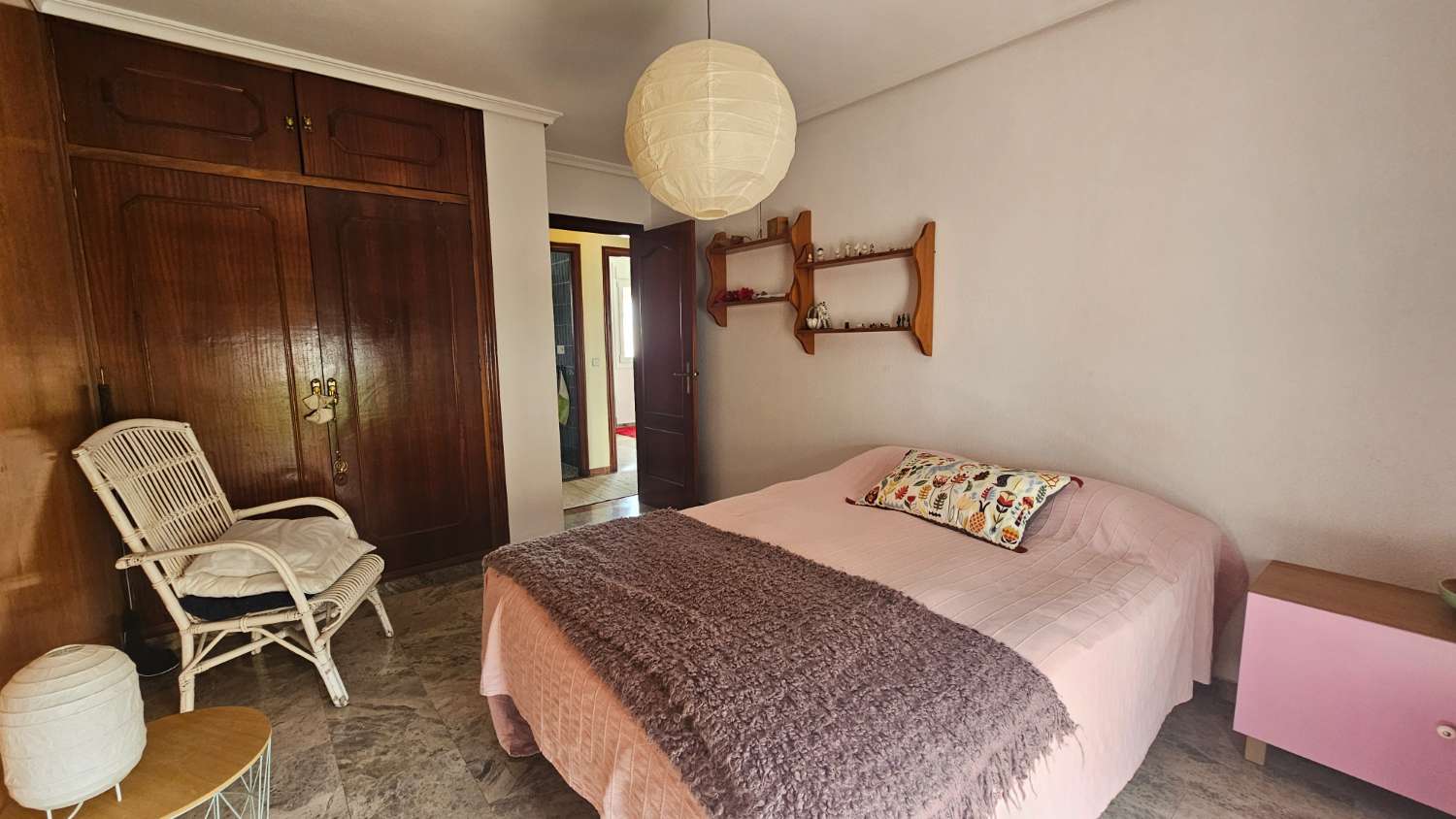 Amplio piso de 103 m² con terraza-solárium y solo dos vecinos en Torremolinos.