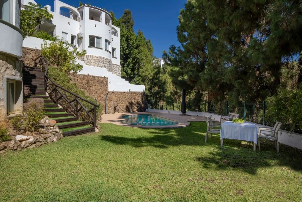 Exclusiva casa adosada reformada con piscina privada y vistas al mar en Calahonda