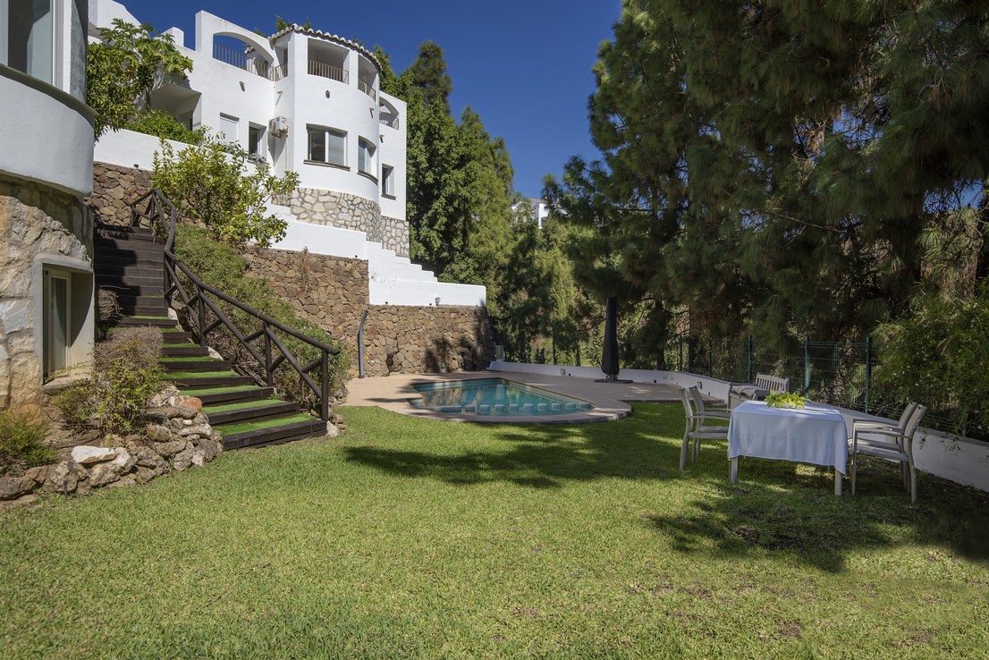 Exclusiva casa adosada reformada con piscina privada y vistas al mar en Calahonda