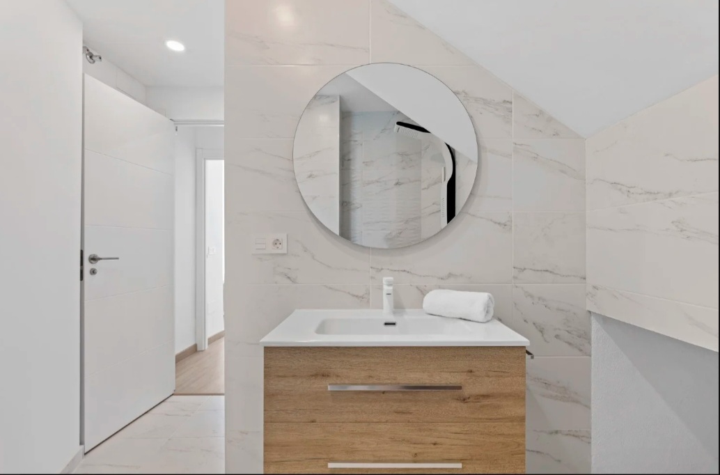 Exclusiva casa adosada reformada con piscina privada y vistas al mar en Calahonda