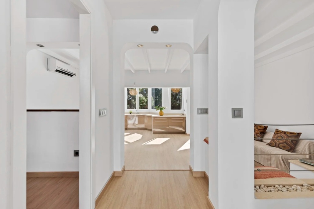 Exclusiva casa adosada reformada con piscina privada y vistas al mar en Calahonda