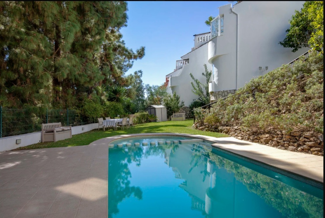 Exclusiva casa adosada reformada con piscina privada y vistas al mar en Calahonda