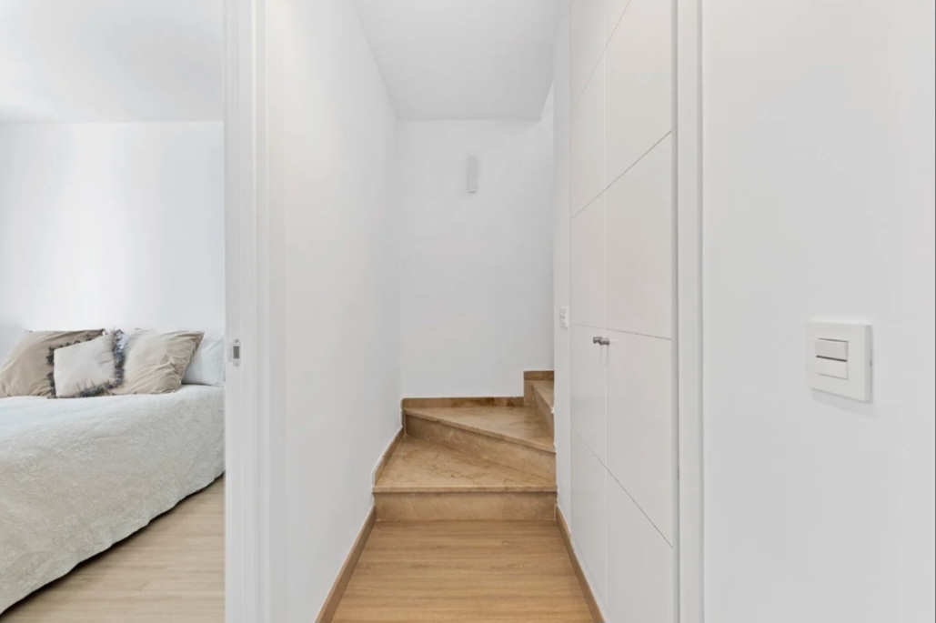 Exclusiva casa adosada reformada con piscina privada y vistas al mar en Calahonda