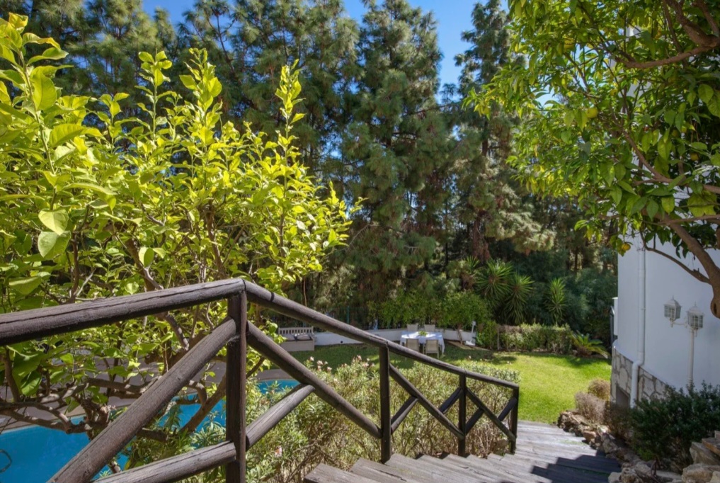 Exclusiva casa adosada reformada con piscina privada y vistas al mar en Calahonda
