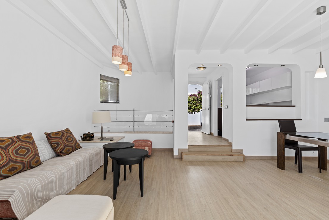 Exclusiva casa adosada reformada con piscina privada y vistas al mar en Calahonda