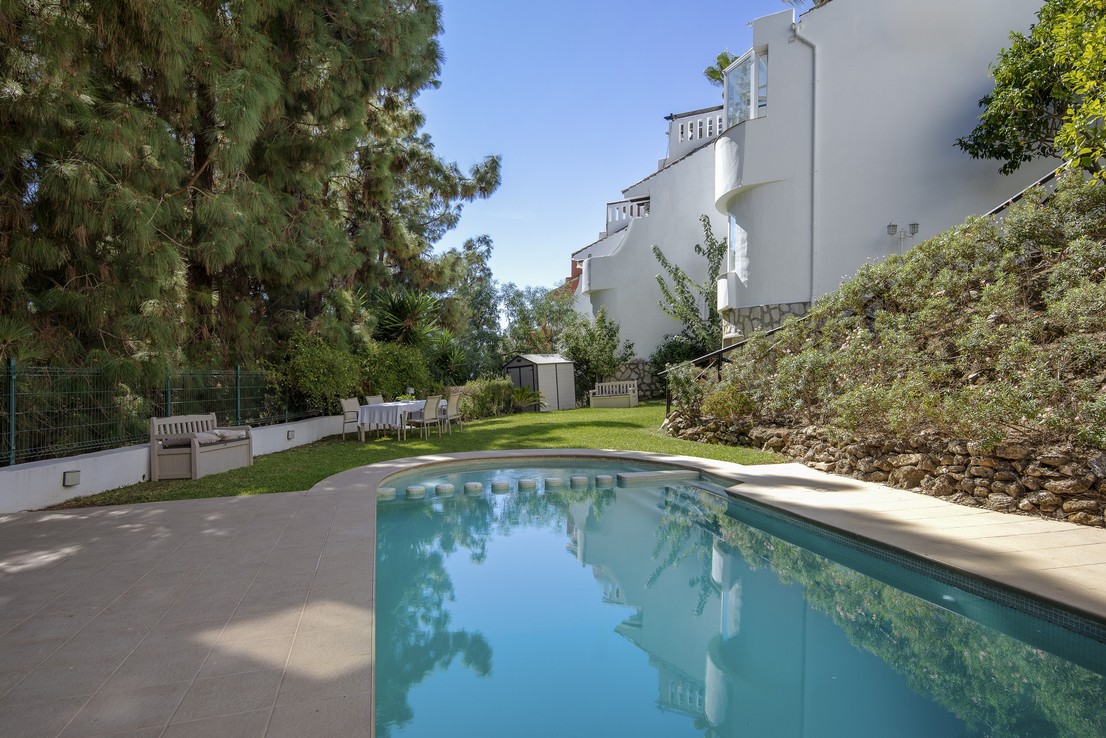 Exclusiva casa adosada reformada con piscina privada y vistas al mar en Calahonda