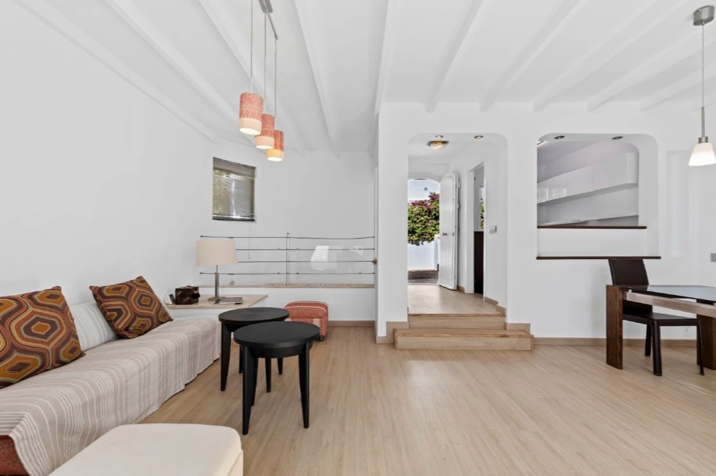 Exclusiva casa adosada reformada con piscina privada y vistas al mar en Calahonda