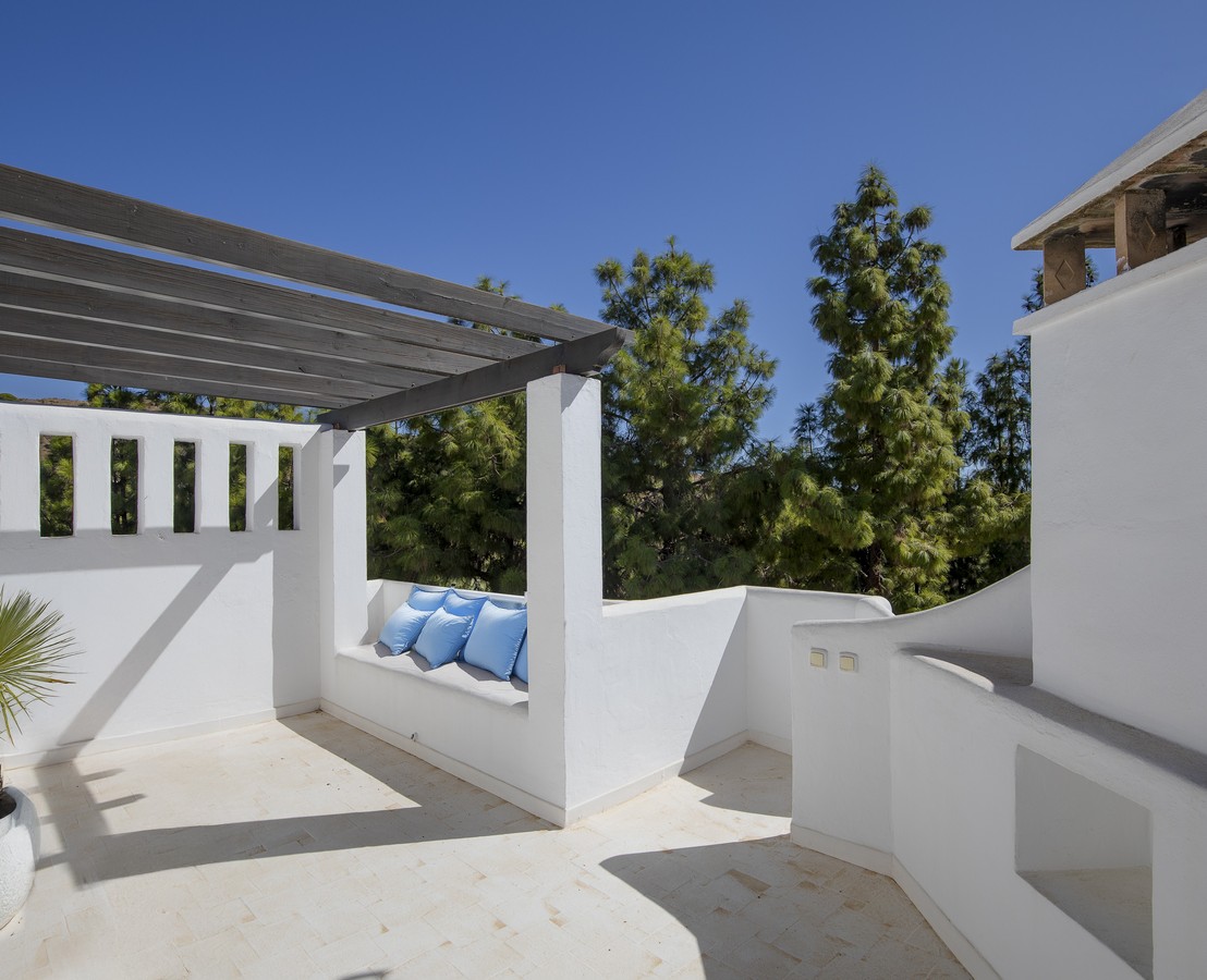 Exclusiva casa adosada reformada con piscina privada y vistas al mar en Calahonda
