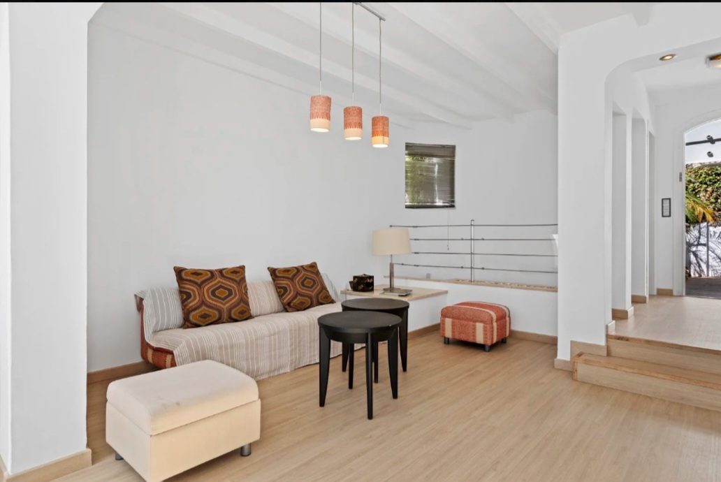 Exclusiva casa adosada reformada con piscina privada y vistas al mar en Calahonda