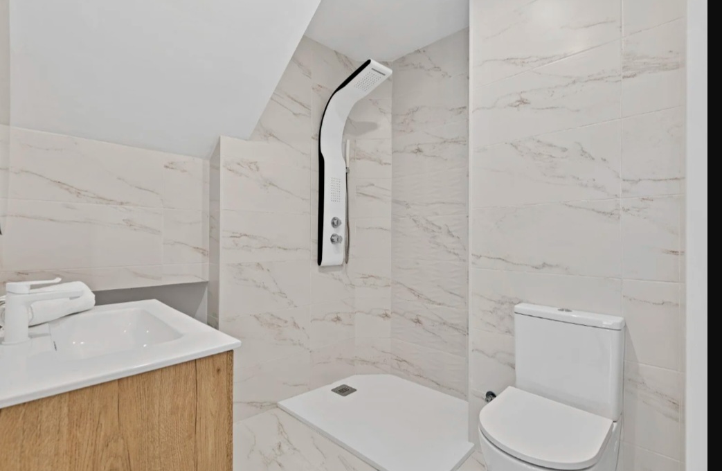 Exclusiva casa adosada reformada con piscina privada y vistas al mar en Calahonda
