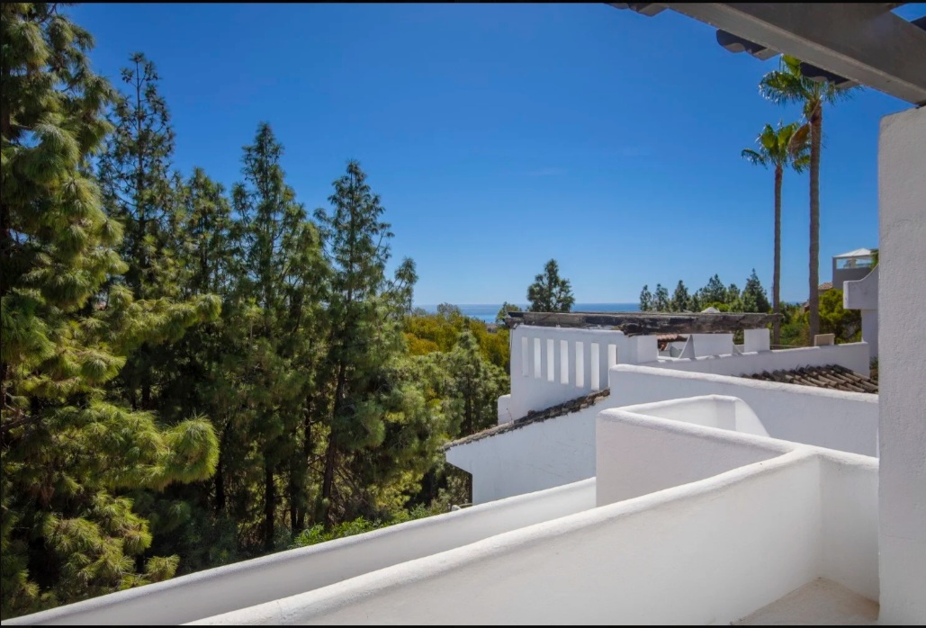 Exclusiva casa adosada reformada con piscina privada y vistas al mar en Calahonda