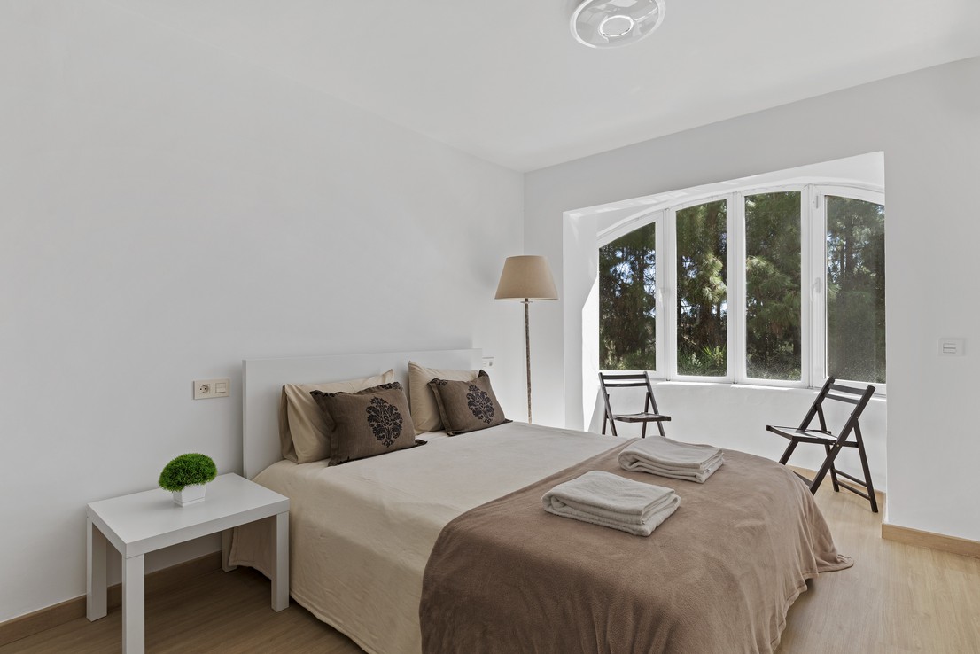 Exclusiva casa adosada reformada con piscina privada y vistas al mar en Calahonda