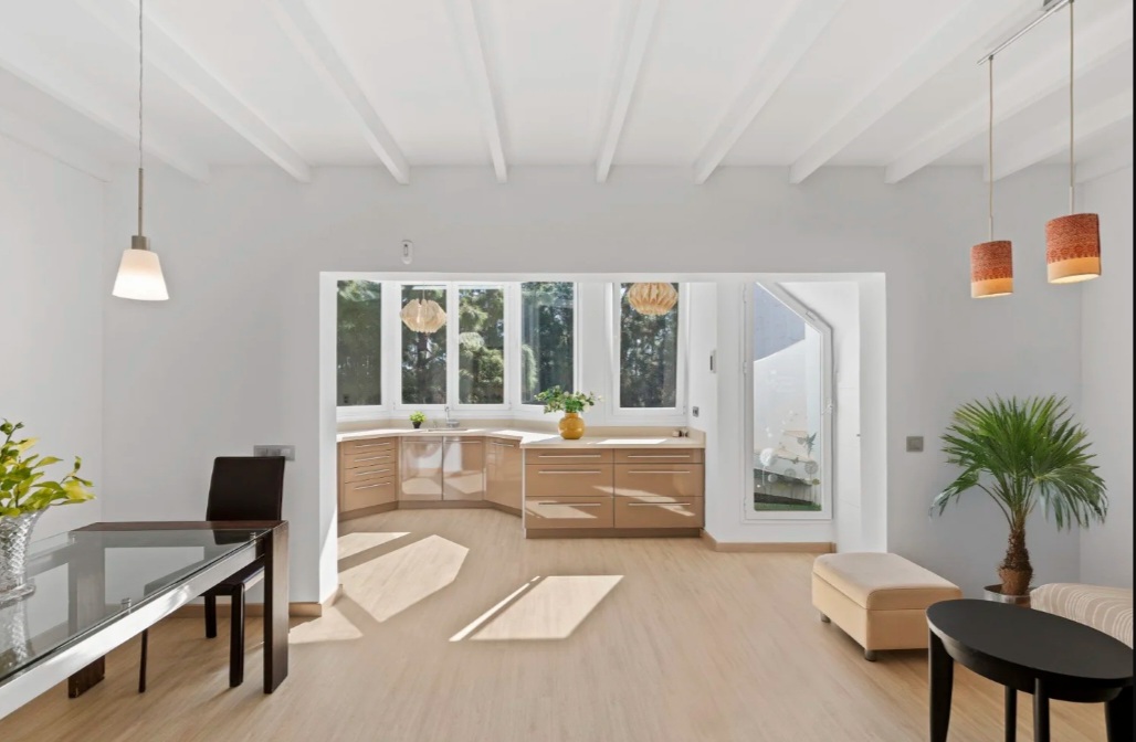 Exclusiva casa adosada reformada con piscina privada y vistas al mar en Calahonda