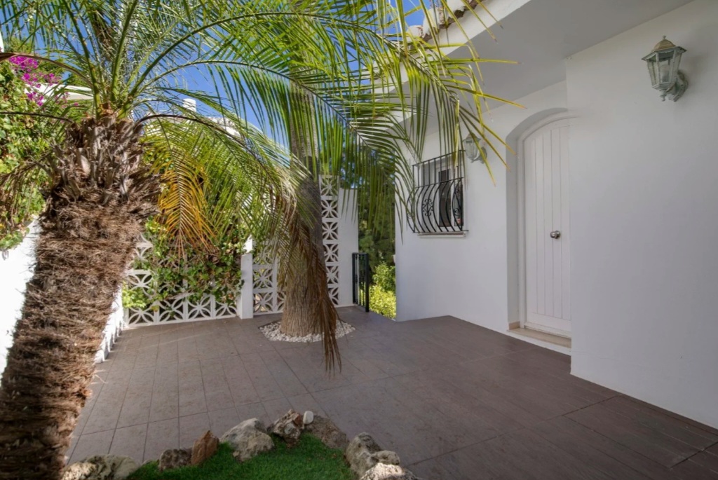 Exclusiva casa adosada reformada con piscina privada y vistas al mar en Calahonda