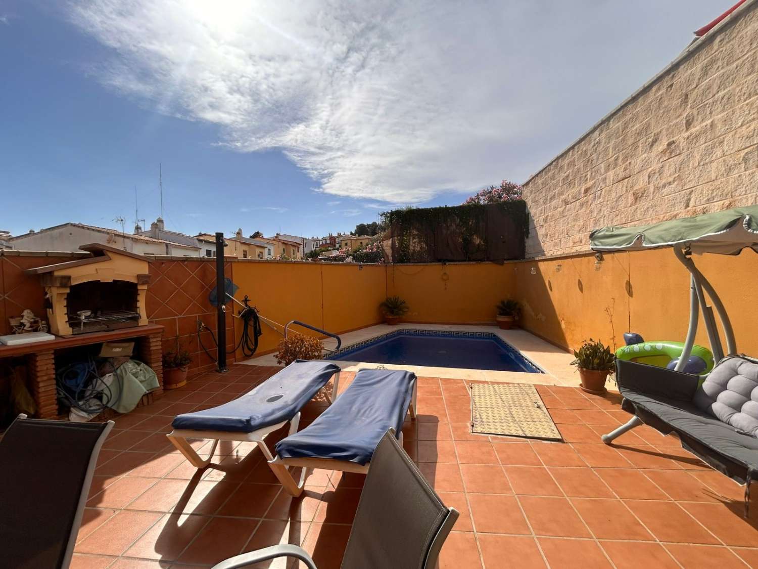 Exclusivo chalet independiente con piscina, zona de barbacoa y eficiencia energética