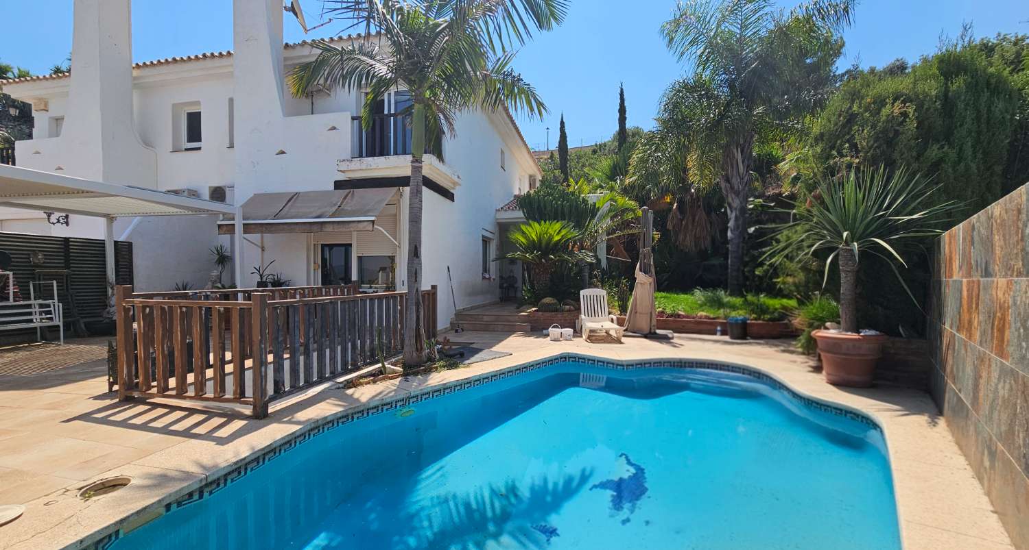 Magnífico chalet pareado con piscina y jardín privado en Alhaurín de la Torre