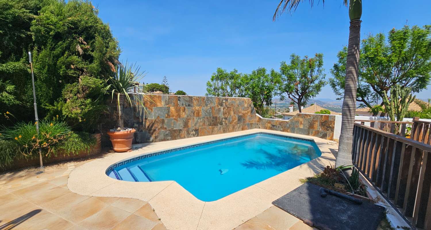 Magnífico chalet pareado con piscina y jardín privado en Alhaurín de la Torre