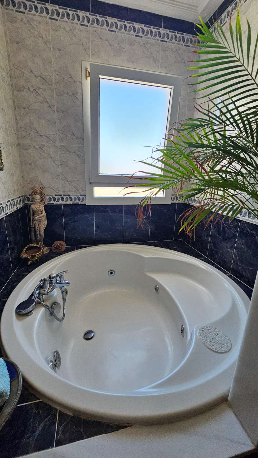 Magnífico chalet pareado con piscina y jardín privado en Alhaurín de la Torre