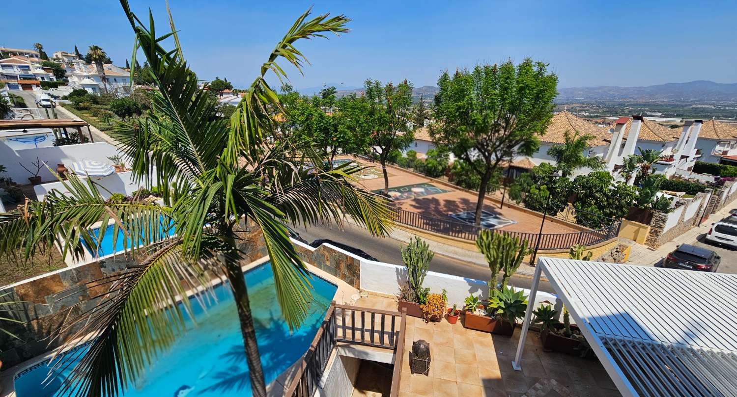 Magnífico chalet pareado con piscina y jardín privado en Alhaurín de la Torre