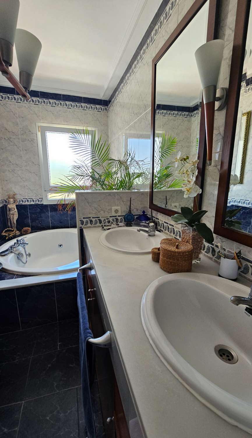 Magnífico chalet pareado con piscina y jardín privado en Alhaurín de la Torre