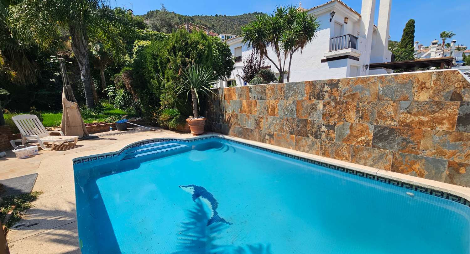 Magnífico chalet pareado con piscina y jardín privado en Alhaurín de la Torre