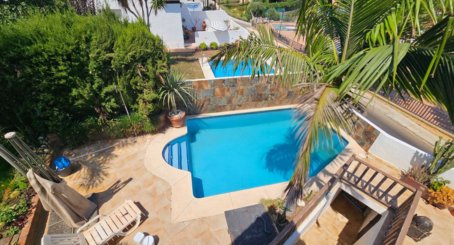 Magnífico chalet pareado con piscina y jardín privado en Alhaurín de la Torre