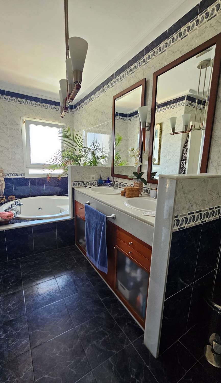 Magnífico chalet pareado con piscina y jardín privado en Alhaurín de la Torre