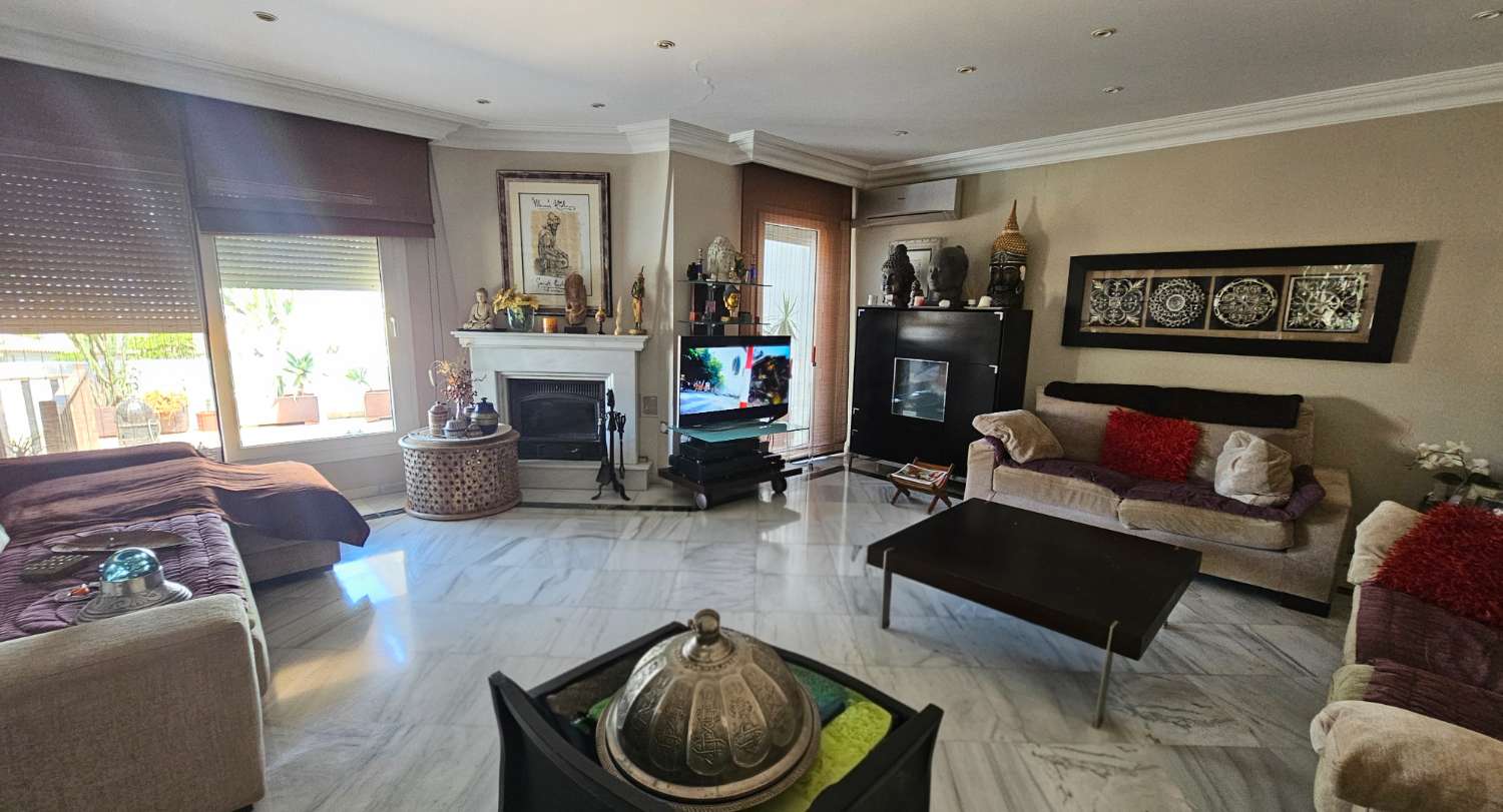 Magnífico chalet pareado con piscina y jardín privado en Alhaurín de la Torre