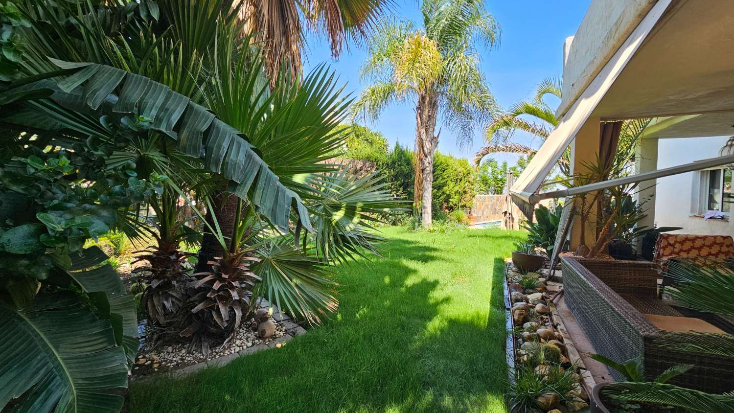 Magnífico chalet pareado con piscina y jardín privado en Alhaurín de la Torre