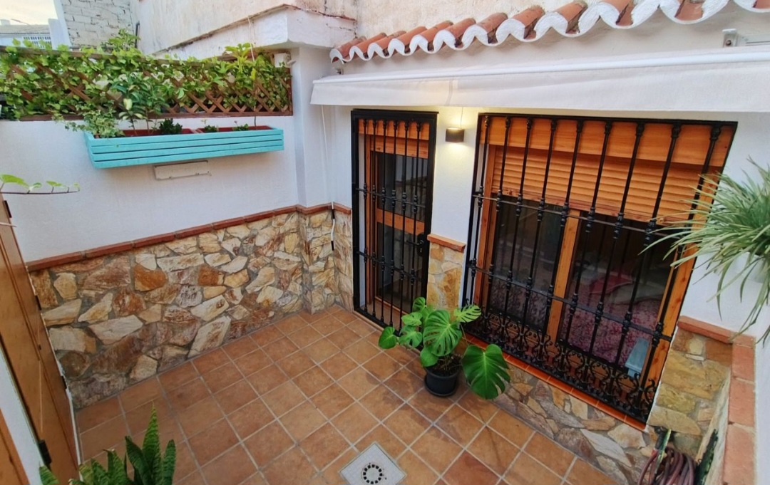 Casa con espectaculares vistas al mar, terraza chill-out y patio privado en El Bajondillo, Torremolinos