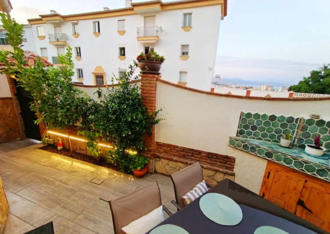 Casa con espectaculares vistas al mar, terraza chill-out y patio privado en El Bajondillo, Torremolinos